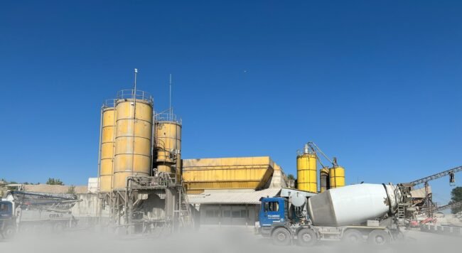 Polvo procedente del paso de vehículos de construcción