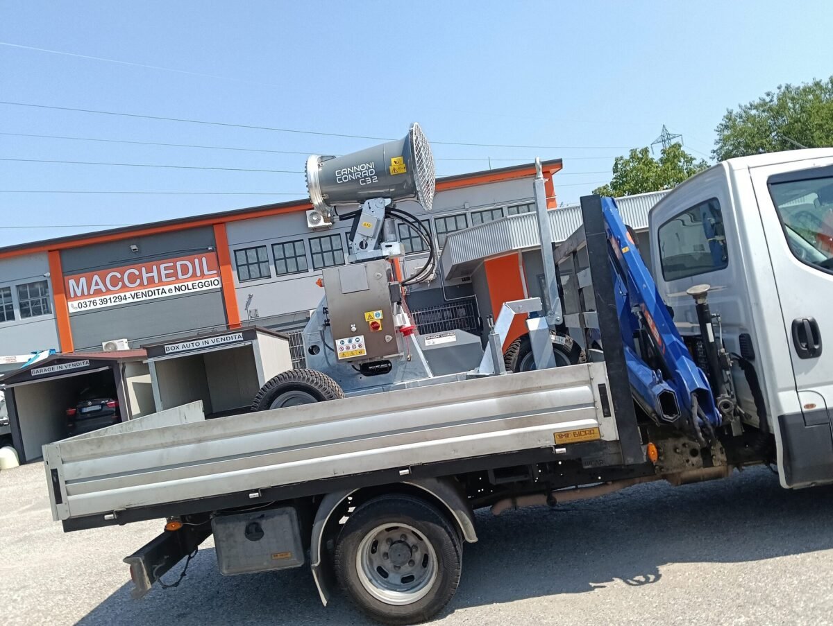Conrad C32 sur chariot sur un chantier ferroviaire