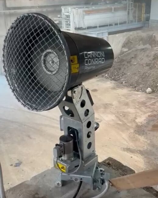 Cannone nebulizzatore Phoenix in configurazione bikini installato in quota nel capannone di trattamento delle terre da bonifica