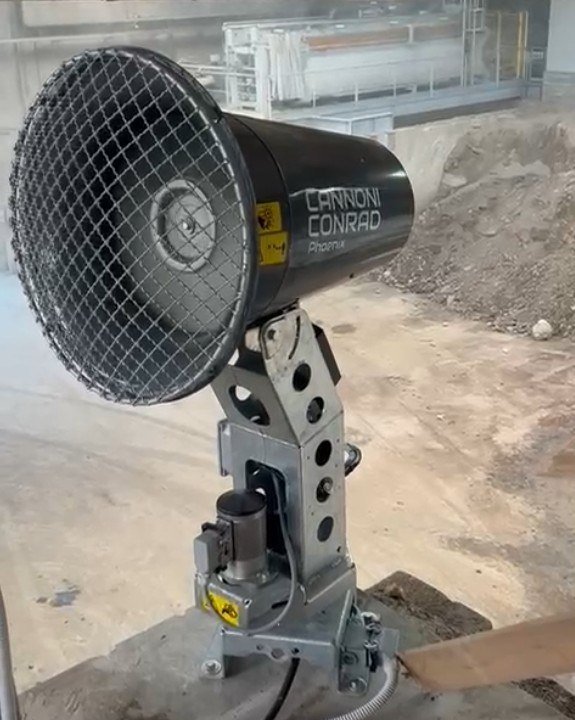Cannone nebulizzatore Phoenix in configurazione bikini installato in quota nel capannone di trattamento delle terre da bonifica