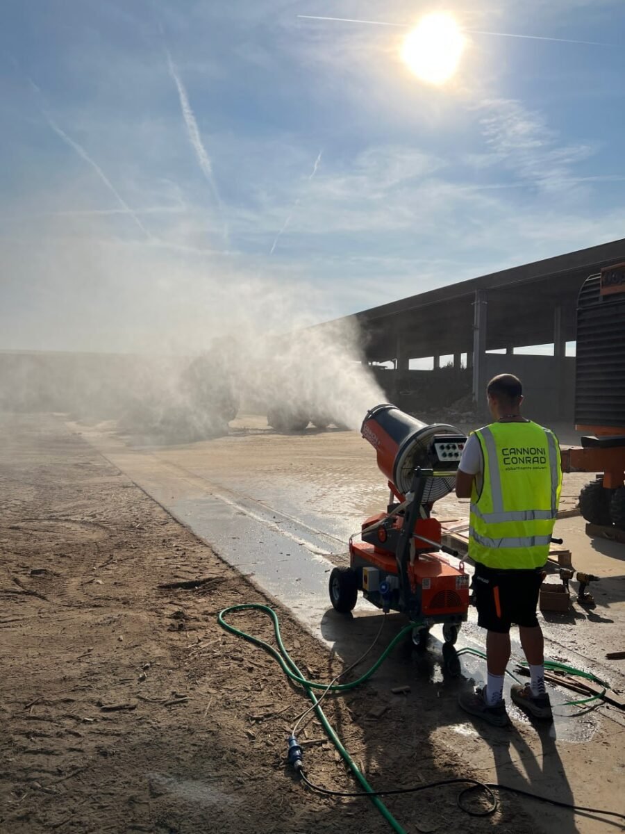 Il getto nebulizzato del Titan Power sul piazzale dell’impianto, con un tecnico ai comandi
