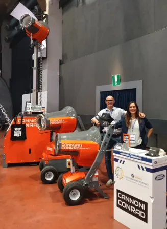El equipo de Cannoni Conrad, en la feria con los cañones de su gama