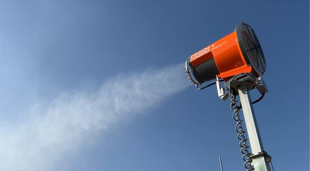 Il cannone nebulizzatore della stazione HYDRA in funzione: il getto di acqua nebulizzata contro le polveri
