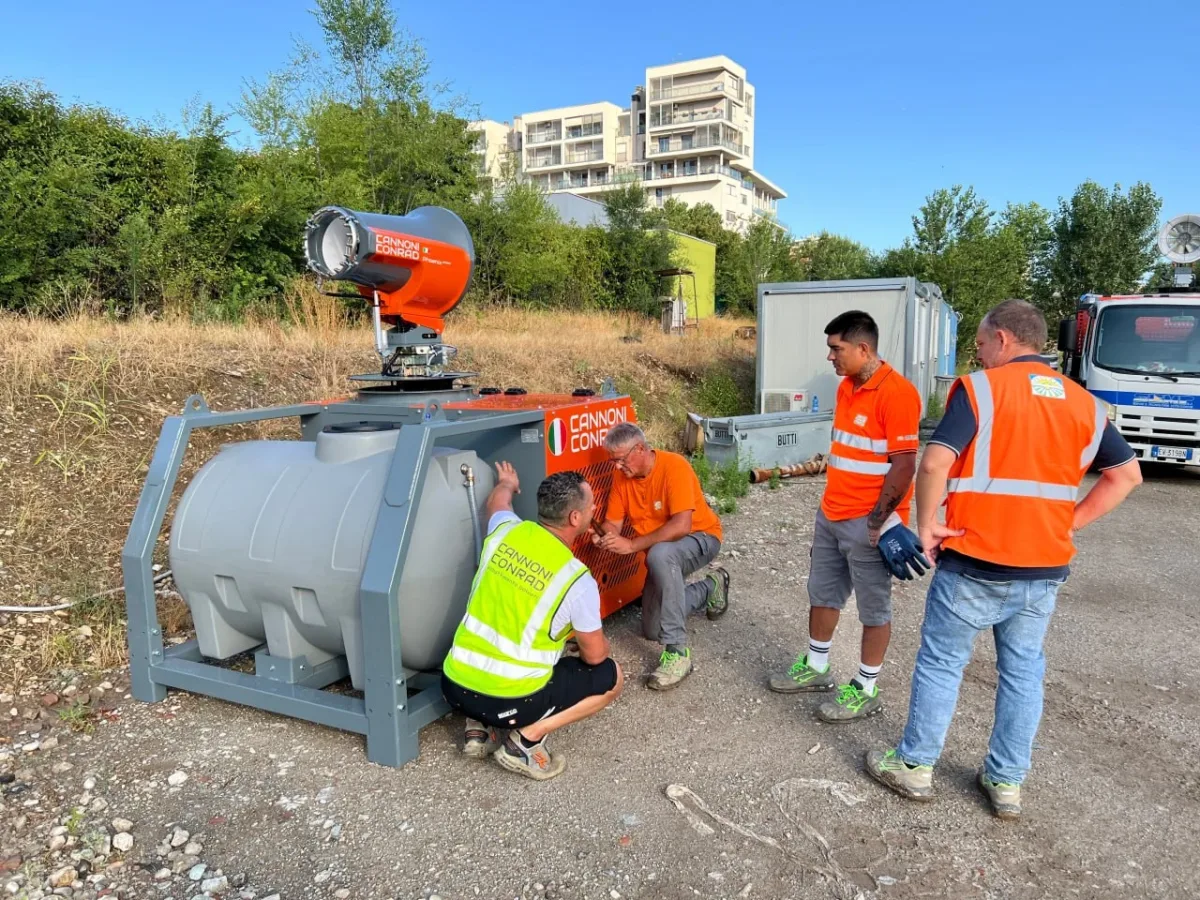 La squadra attorno alla stazione autonoma HYDRA, con serbatoio e cannone nebulizzatore, alla consegna nell’area di bonifica di Santa Giulia a Milano