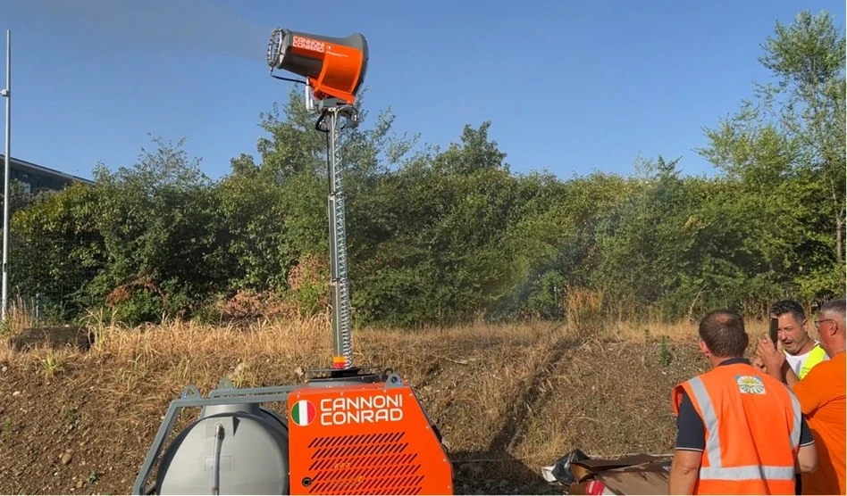 Stazione autonoma HYDRA con la torre telescopica alzata in un’area di bonifica vicino alle case