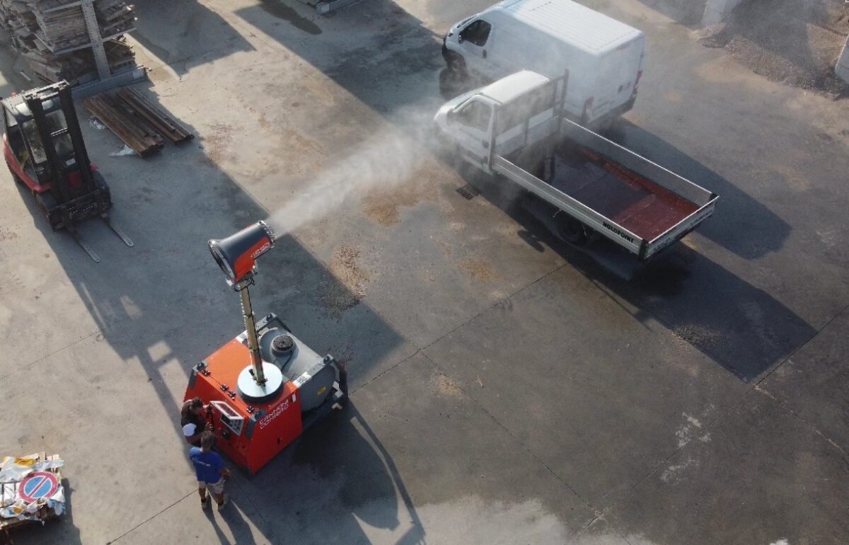 Stazione autonoma Hydra 4.0 con la torre telescopica alzata: il cannone nebulizza verso il cassone di un camion