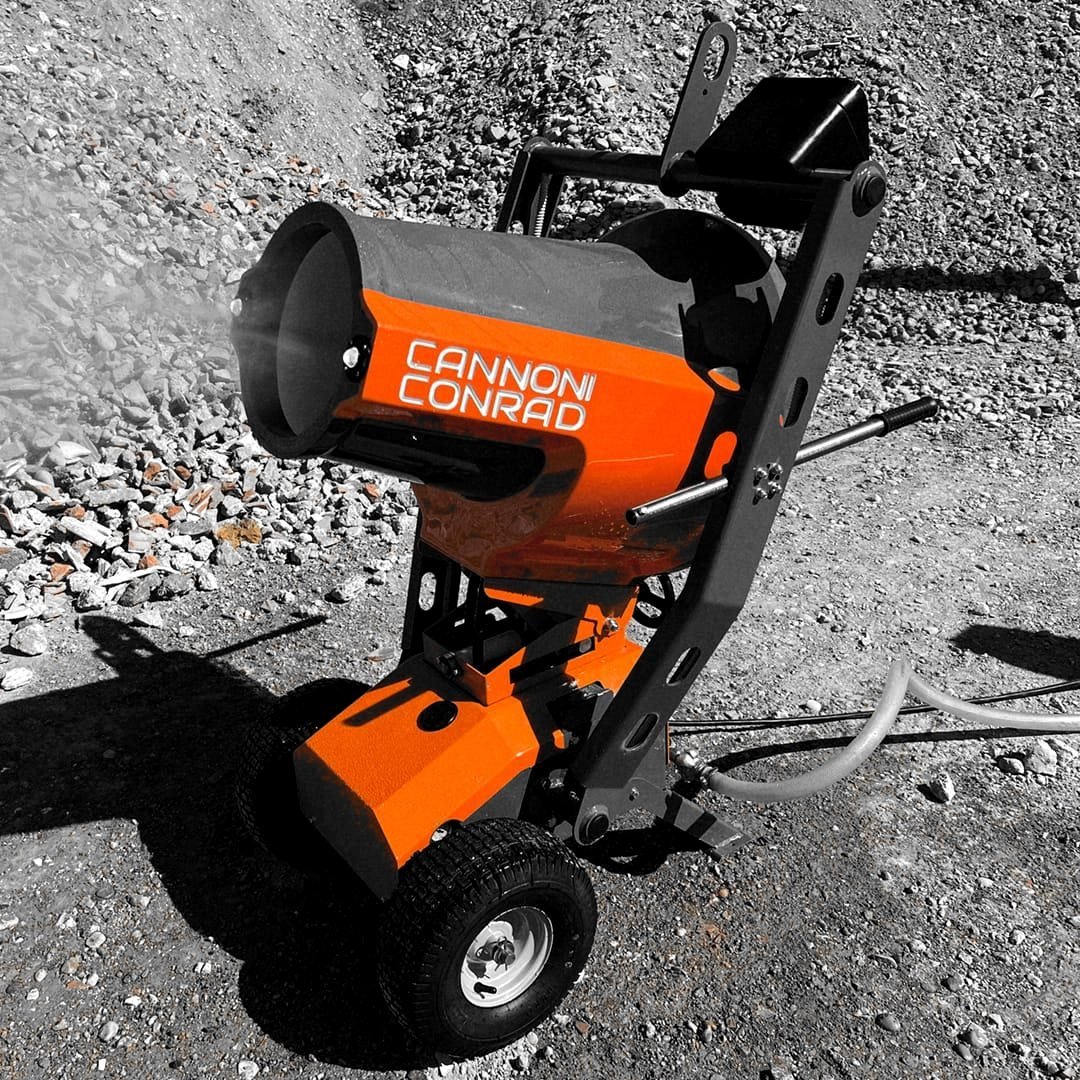 Conrad Phoenix su un cantiere in ghiaia